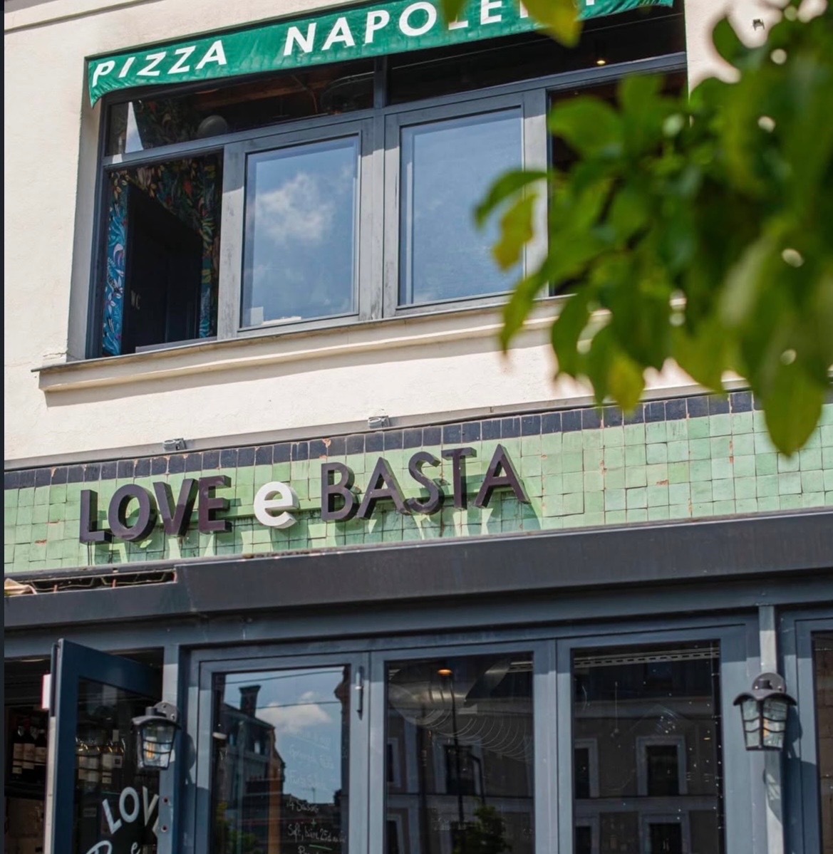 Pizza Margherita avec mozzarella, tomate et basilic frais